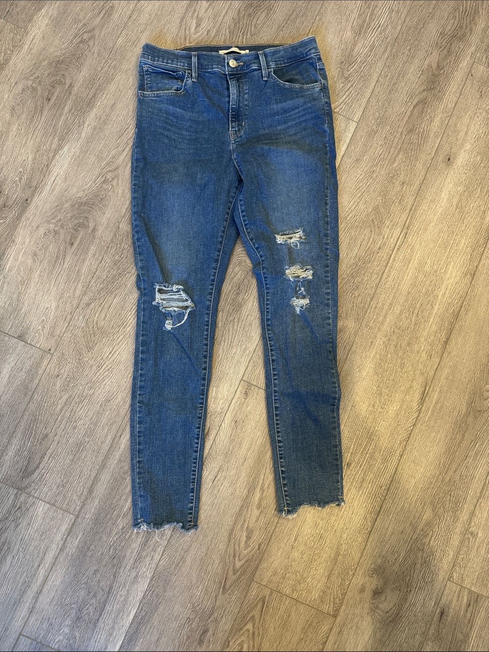 Levi’s 720 high rise super skinny Distressed Women’s Jeans - Sz 31 k11